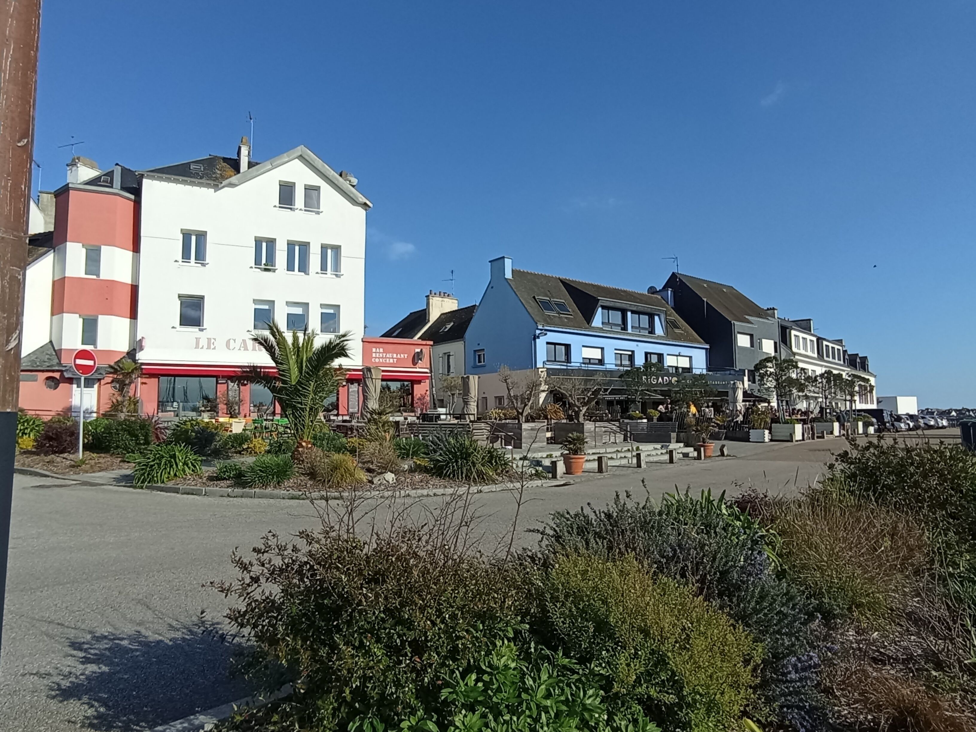 Une ville côtière qui compte différents types de bâtiments, notamment un restaurant et un bar.
