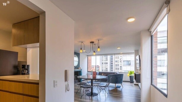 Un apartamento moderno con cocina, comedor y sala de estar.