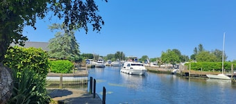 Waterside River Retreat - sleeps 6 guests in 3 bedrooms