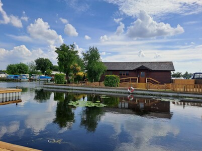 Waterside River Retreat - sleeps 6 guests in 3 bedrooms