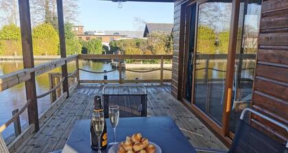 New! River Bay - set on the waters edge - sleeps 4