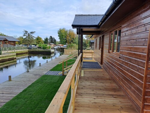 New! River Bay - set on the waters edge - sleeps 4