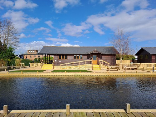 River Breeze - Waterside, Norfolk Broads, sleeps 6 in 3 bedrooms