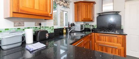 ثلاجة، ميكروويف، فرن، غسالة أطباق