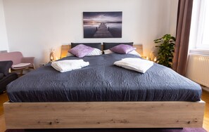 1 habitación, tabla de planchar con plancha y cuna de viaje 