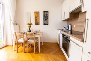 Fridge, oven, stovetop, dishwasher - Right near Schonbrunn palace/zoo (Wien)