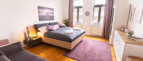 1 slaapkamer, een strijkplank/strijkijzer, reisbedje, gratis wifi