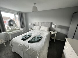 Comfort Townhome | 3 bedrooms, laptop workspace, iron/ironing board, free WiFi