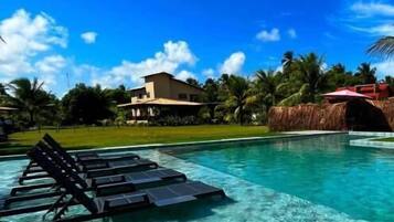 Piscina externa, guarda-sóis