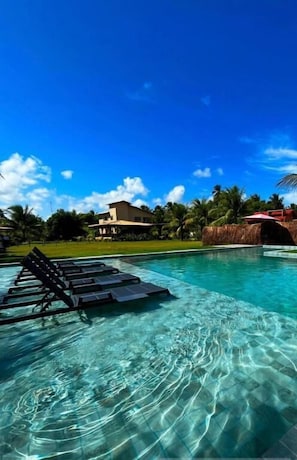 Kolam renang outdoor, dengan payung kolam renang