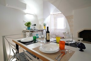 标准独立别墅 | 私人简易厨房 | 意式浓缩咖啡机、茶具/咖啡用具、餐桌