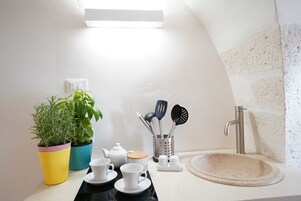 标准独立别墅 | 私人简易厨房 | 意式浓缩咖啡机、茶具/咖啡用具、餐桌