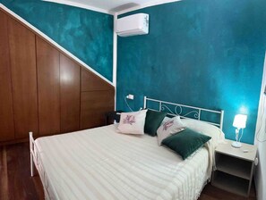 1 camera, una cassaforte in camera, una scrivania, ferro/asse da stiro