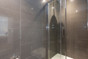 Deluxe Apartment | Bilik Mandi | Kelengkapan dandanan diri percuma, pengering rambut, tuala disediakan 
