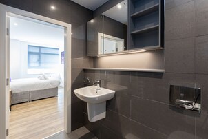 Deluxe Apartment | Bathroom | Free toiletries, hair dryer, towels, toilet paper