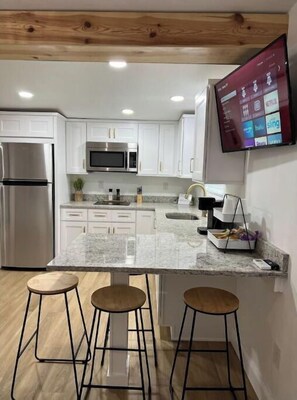 Refrigerador con congelador, microondas, cafetera y tetera y tostadora 