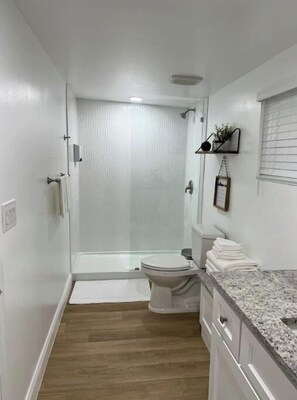 Secadora de cabello, toallas, jabón, papel de baño 