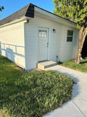 Exterior detail - Beautiful Studio Apartment (Spring Hill)