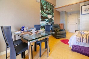 Dining - Cozy & Stylish Studio, 5 Min Walk To Hartamas Mall (Kuala Lumpur)