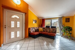 TV - Holiday Home "Casa Flu" with Private Terrace & A/C (Assemini)