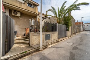 Property grounds - Holiday Home "Casa Flu" with Private Terrace & A/C (Assemini)