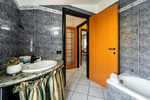 Bathtub, hair dryer, towels - Holiday Home "Casa Flu" with Private Terrace & A/C (Assemini)