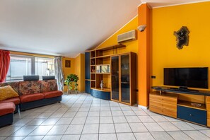 TV - Holiday Home "Casa Flu" with Private Terrace & A/C (Assemini)