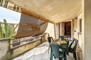 Outdoor dining - Holiday Home "Casa Flu" with Private Terrace & A/C (Assemini)