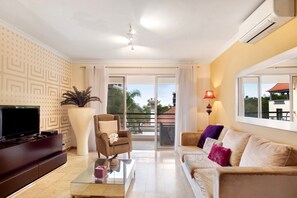 TV - Apartment 'Apartamento Caires' with Shared Garden, Wi-Fi and Air Conditioning (Funchal)