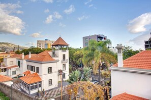 Un quartier résidentiel avec des maisons, un belvédère et une vue sur le paysage urbain.
