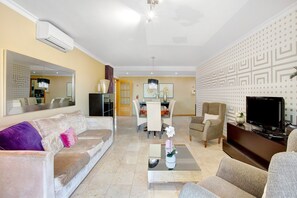 TV - Apartment 'Apartamento Caires' with Shared Garden, Wi-Fi and Air Conditioning (Funchal)