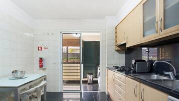 Refrigerador, microondas, horno, placa de cocina