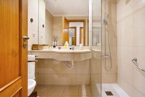 Badewanne, Haartrockner, Handtücher