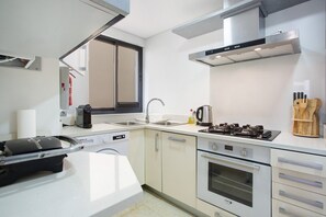 Kjøleskap, mikrobølgeovn, ovn og kokeplater