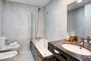 Badewanne, Haartrockner, Handtücher