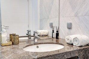 Badewanne, Haartrockner, Handtücher