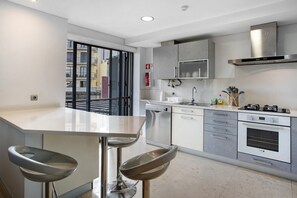 Fridge, microwave, oven, stovetop - Apartment 'Forum View' with Wi-Fi (Funchal)