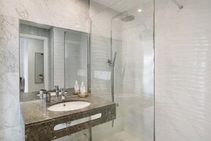Shower, hair dryer, towels - Apartment 'Forum View' with Wi-Fi (Funchal)