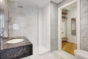 Douche, sèche-cheveux, serviettes fournies