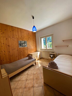 3 bedrooms, iron/ironing board, free WiFi, bed sheets