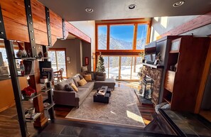 Smart TV, fireplace, ping pong - Peaceful mountain home | Seclusion | Views | Hot tub | Dogs OK (Peshastin)