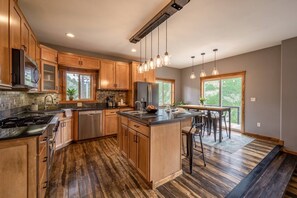 Fridge, microwave, oven, stovetop - Peaceful mountain home | Seclusion | Views | Hot tub | Dogs OK (Peshastin)