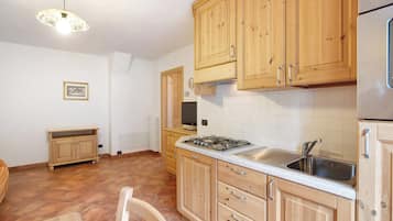 Frigorifero, microonde, piano cottura, lavastoviglie