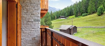 Apartment 'Casa Michela Trilocale Mansardato' with Mountain View, Shared Terrace and Wi-Fi