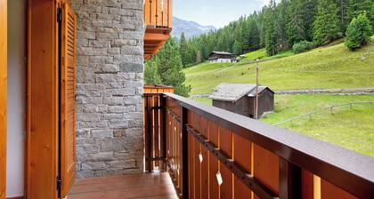 Apartment 'Casa Michela Trilocale Mansardato' with Mountain View, Shared Terrace and Wi-Fi