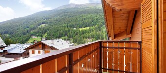 Apartment 'Casa Michela Trilocale Mansardato' with Mountain View, Shared Terrace and Wi-Fi