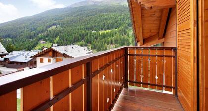 Appartement "Casa Michela Trilocale Mansardato" avec vue sur les montagnes, terrasse Wi-Fi