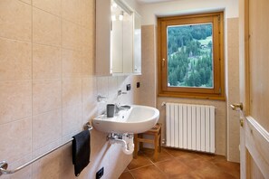 Douche, sèche-cheveux, serviettes fournies