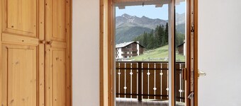 Appartement "Casa Michela Bilocale 2" avec vue sur les montagnes, terrasse partagée et Wi-Fi.