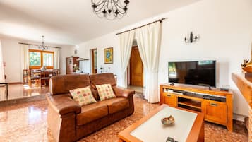 Fernseher, Kamin, DVD-Player, Stereoanlage